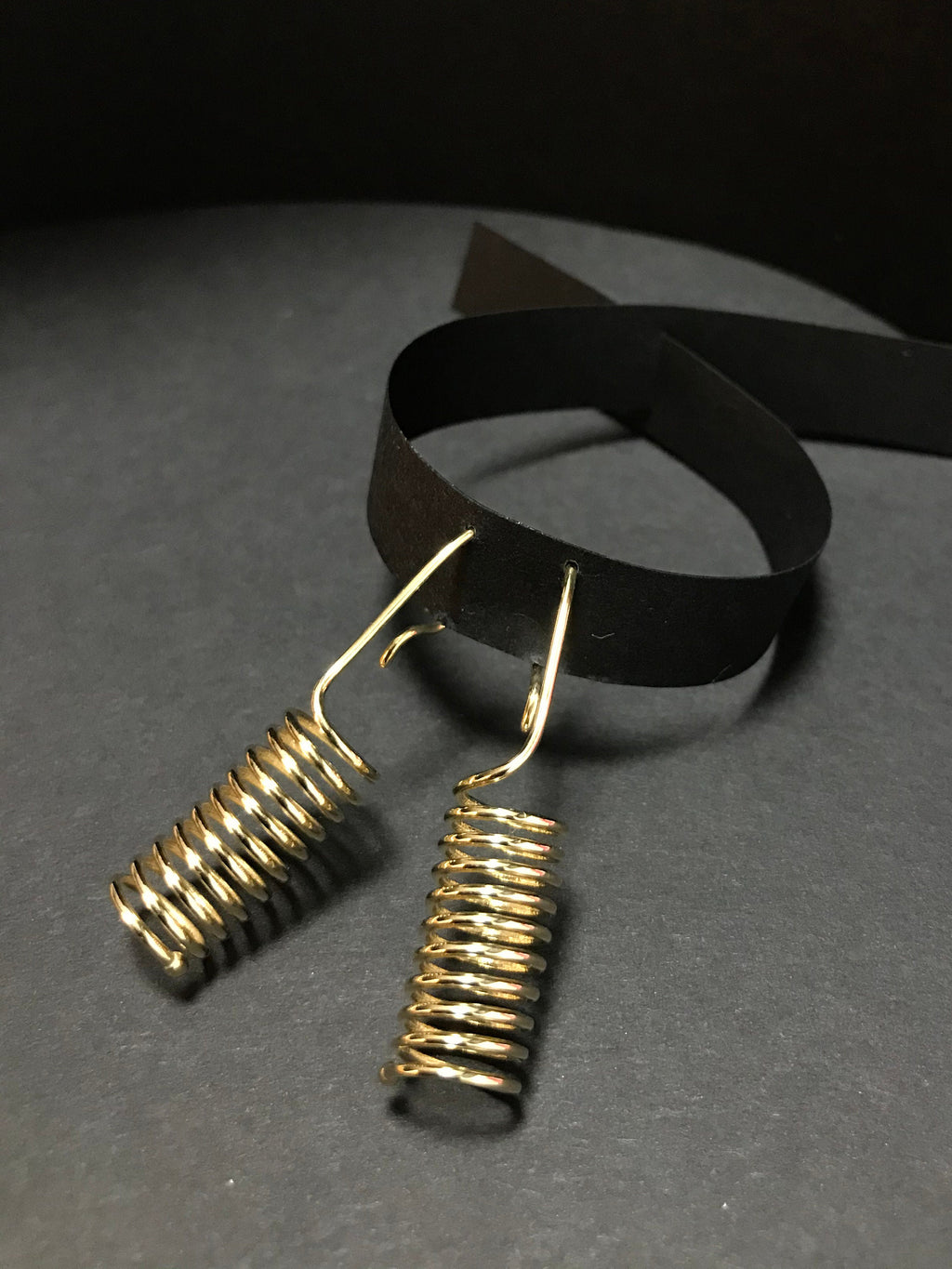 Boucles d'oreilles cylindriques torsadées faites à la main