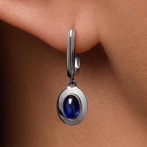 Boucles d'oreilles classiques en or blanc et saphir faites à la main