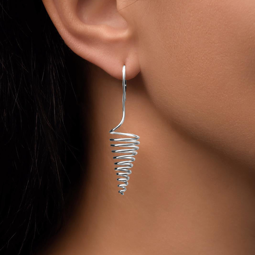 Boucles d'oreilles spirales faites à la main.