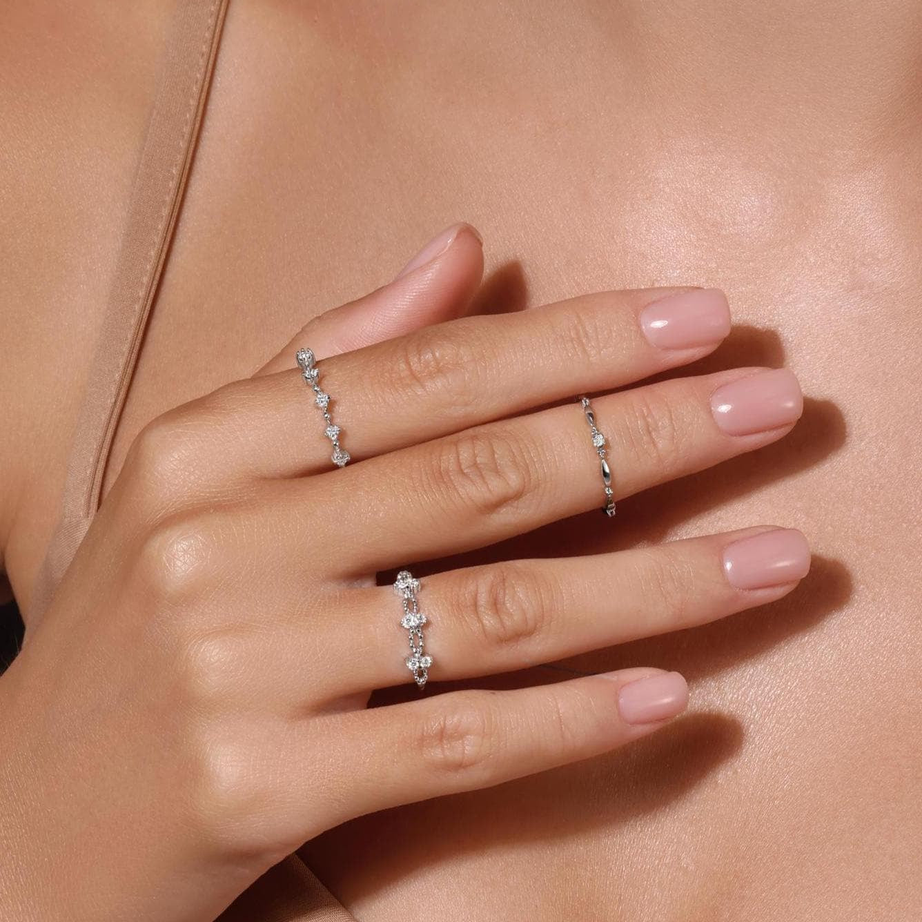 Mini Chic. Minimalist Gold Ring with Diamond